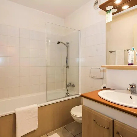 2p4/5 Lake Side Apartment